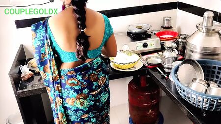 ( Kichen sex )6) Mami khana khane baithi hai jab tak chod lete hai