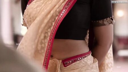 Ammu Abirami’s Sexy Navel