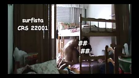 Comendo a namorada e a amiga dela dormindo ao lado