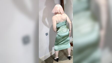 Uk tv slut Nottstvslut in tight green shiny satin dress