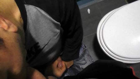 Homosexual din Bucuresti suge pula