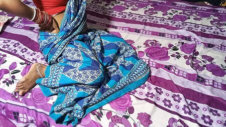 Dost Ki Maa Ne Peeth Malish ke Bahane Se Choot Chudai Sex