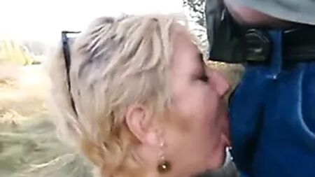 Pompino di una badante rumena di 51 anni a Milano