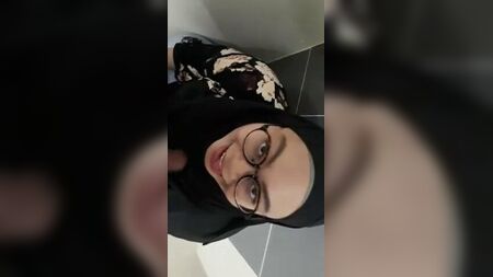 Indonesia - Hijab Hitam Nyepong Ditoilet