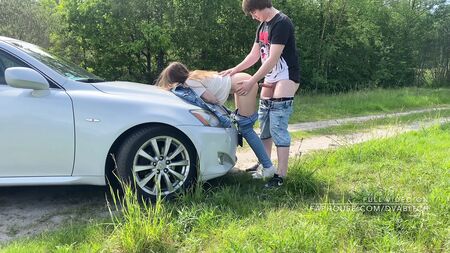 Amateur teen got fucked outdoors