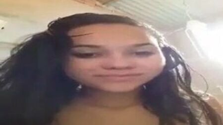 Novinha deliciosa tocando uma siririca para o namorado