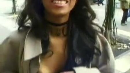 Belle et jeune Hawaiene exhib dans Paris