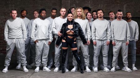 Как думаете: телочке пизда или она справится?