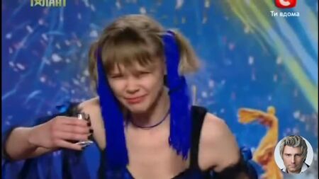 Раздвинула ноги на сцене (полная версия)