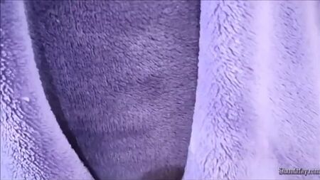 erosota.com_Strannaya_baba_otsosala_drugu_i_bodro_poimela_prodolgovatym_straponom.mp4