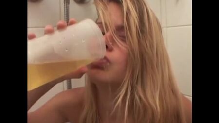 amateur_pissslut_swallow брезгливо пьёт мочу плевки в рот piss spit