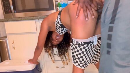 Не леди, а блядь с потрепанными отверстиями!