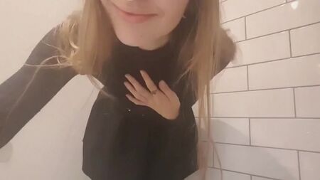 Студентка в туалете универа показала киску, ласкает себя и мастурбирует