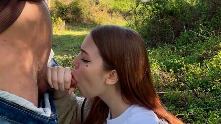 Ее могут увидеть. Но ей все равно все похуй!