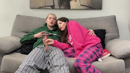 А разве это входит в обязанности сводной сестры?