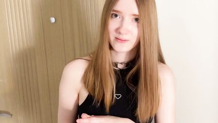 Милая девушка-курьер извинилась за долгую доставку