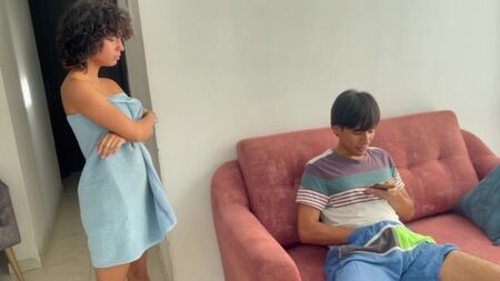 Если ты меня не трахнешь, я расскажу отчиму, что ты дрочишь на мои фото