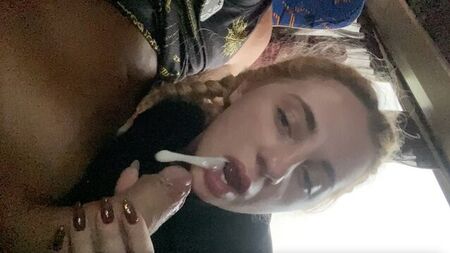 Меня поймали без билета на автобус, и контролёр заставил меня сосать