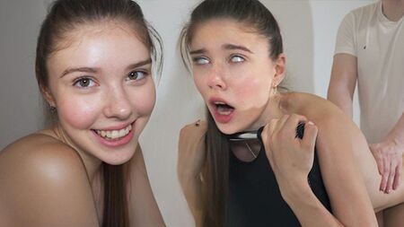 Глубоко засаживает в позе раком