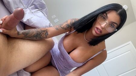 Сексуальная мачеха решает проблему хронической мастурбации