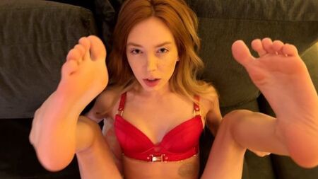 Притворилась секс-куклой и дала в киску в качестве новогоднего подарка