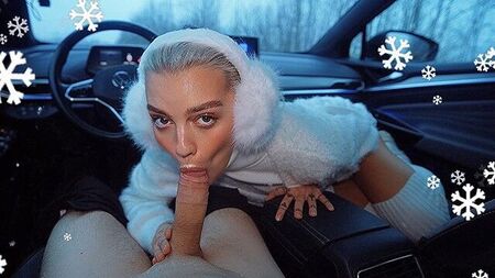 Шлюховатая студентка сосёт незнакомцу в машине