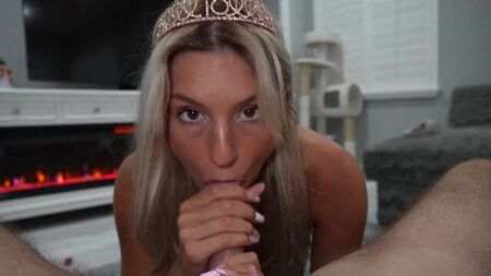 Развратная 18-летняя девушка встречает Новый год с членом во рту