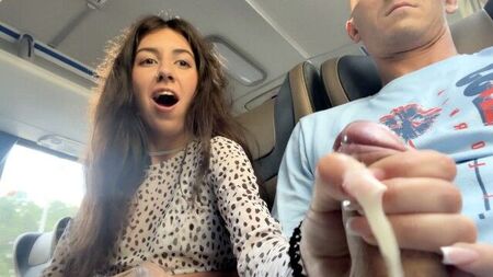 Незнакомка в автобусе заставляет меня кончить своей рукой