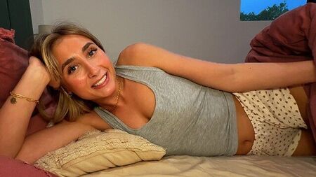 Сиськи маленькие, зато улыбка красивая