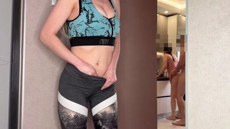 Ее ебут, а я дрочу