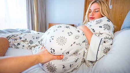 Зачем тебе пижама, сними ее!