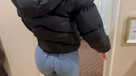 Джинсы на ней явно лишние