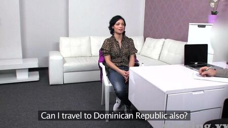 Похотливую брюнетку выебали на порно кастинге