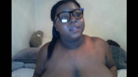 Негритянка своими большими дойками закрыла камеру