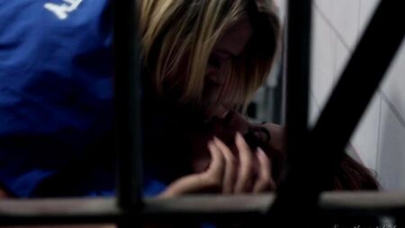 Две заключенные лижутся в камере