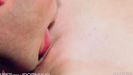 Горячую рыжую девку натянули на член