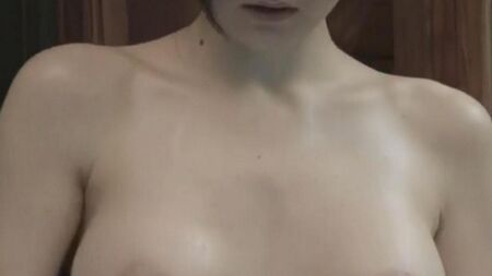 Девушка играет с фалоимитатором в ванне