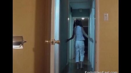 Чудовище трахнуло азиатку в рот