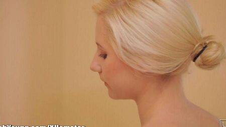 После душа ее красивое тело было очень нежным