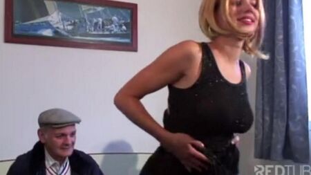 Старый мужик заказал себе на дом молодую шлюху