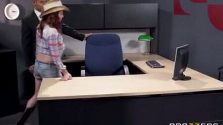 Азиат трахает секретаршу на рабочем месте