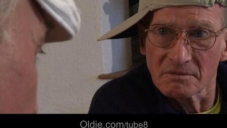 Молодые подружки обслужили двух стариков