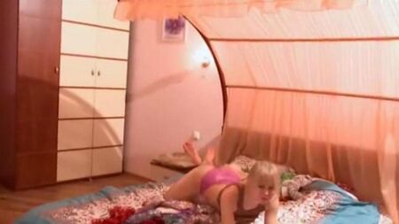 блондинка оголила свои прелести