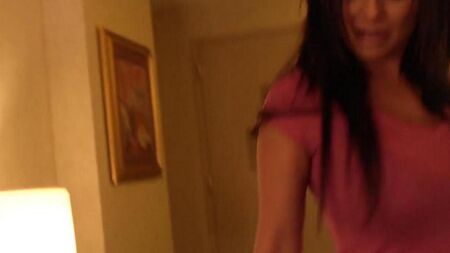 Мужик отвел свою новую подружку в отель