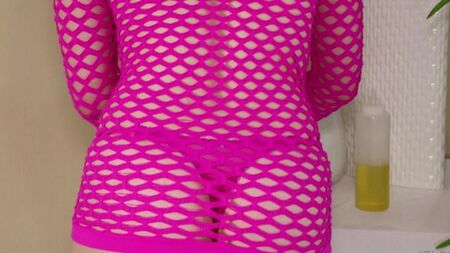 Riley Reynolds сосет во время массажа и кушает сперму