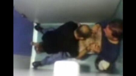 Камера в туалете засекла, как сосались геи