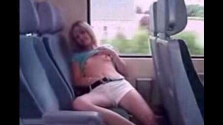 В автобусе на заднем сидении задрав юбку начала гладить пизду через трусы