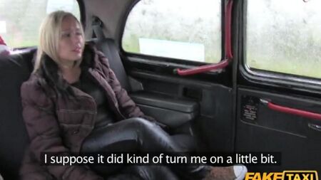 Таксист развел блондинку на секс