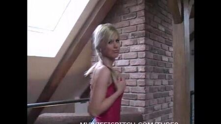 Молодая красотка показала попу, писю и сиси