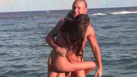 Показывает девушке член